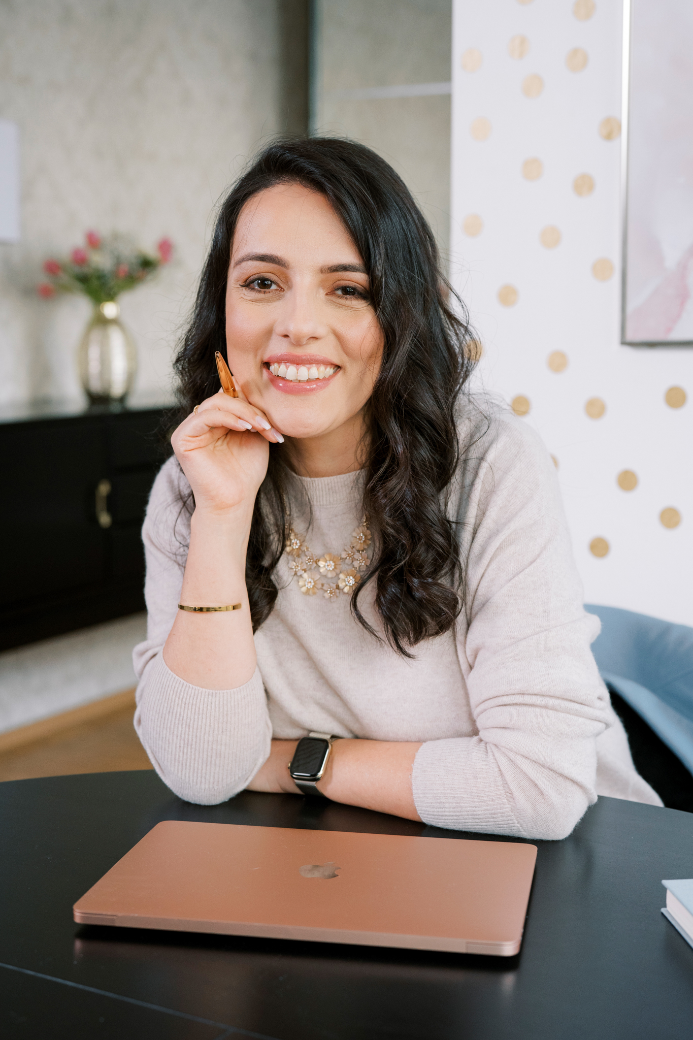 Golriz Gilak am Schreibtisch